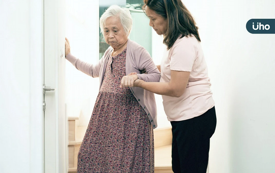 長輩「站不起來」怎辦？4招讓長輩輕鬆起身！最忌諱「1事」千萬別做