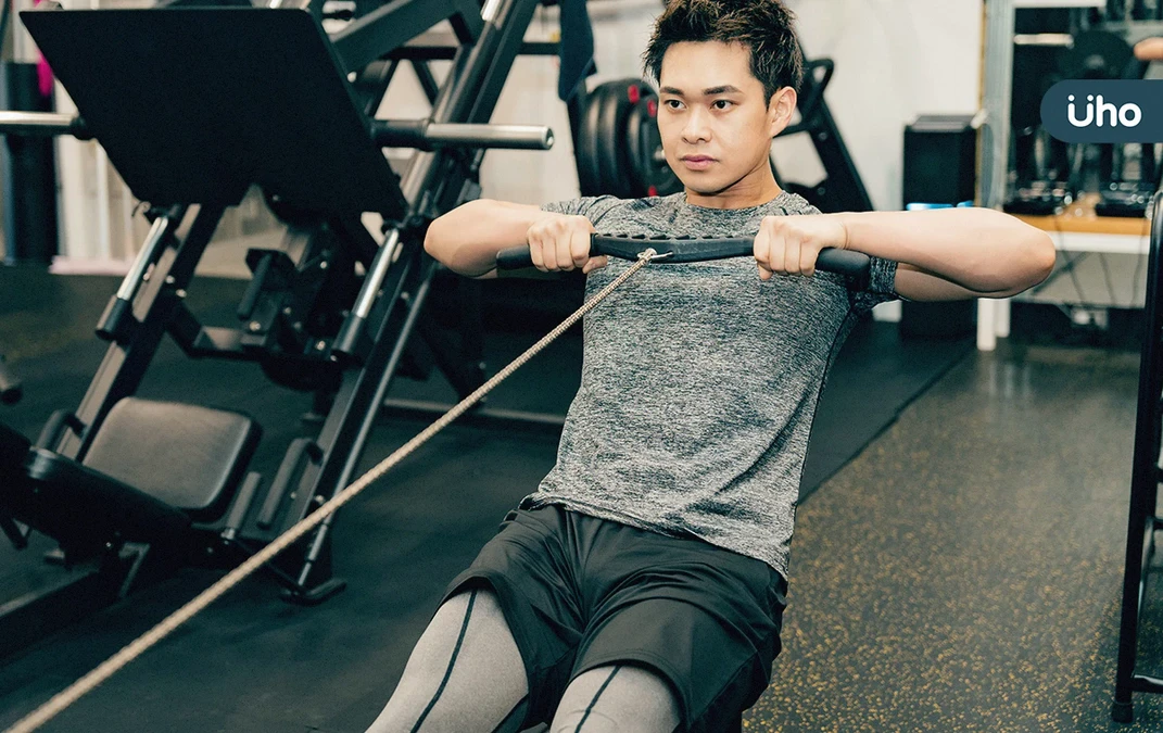 低衝擊運動「划船訓練」是什麼？教你完整動作4階段：有效燃脂增肌