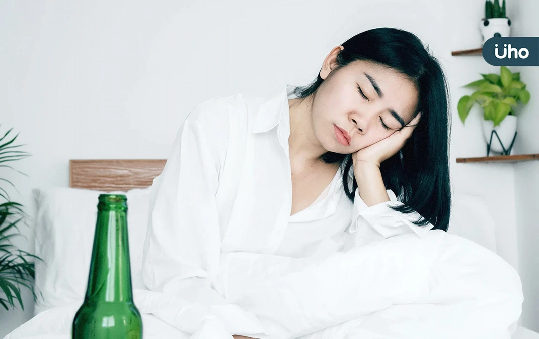 睡前喝酒可以助眠嗎？別傻了！營養師：吃對「這3類營養素」才有效