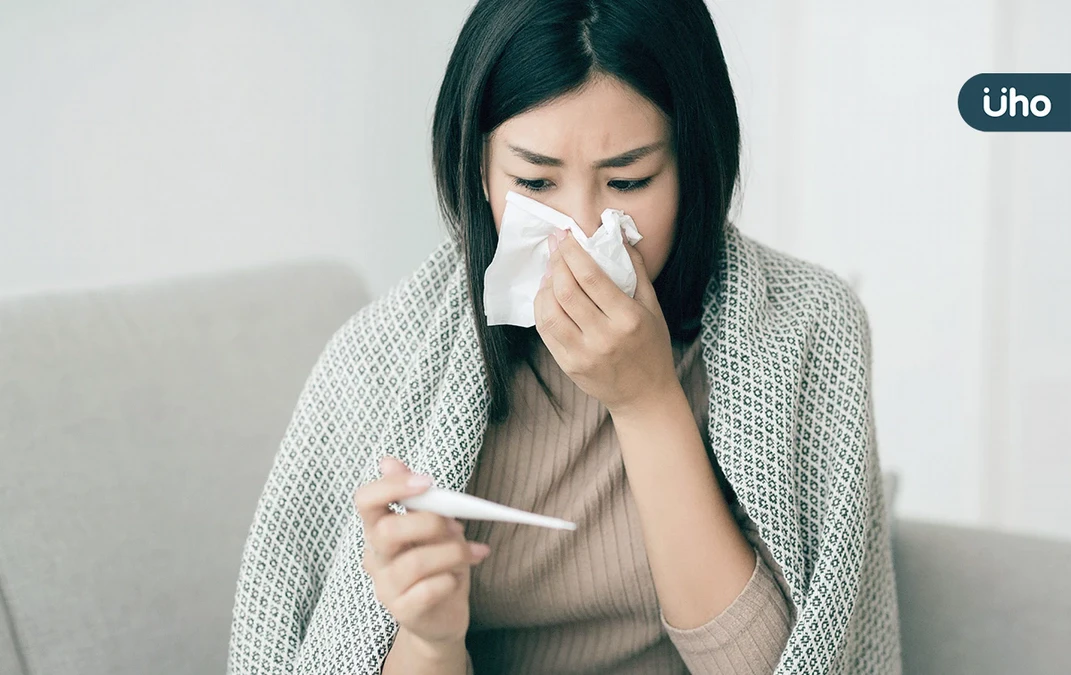 上午還很正常，下午卻高燒？醫警告「別把流感當感冒」留意重症警訊