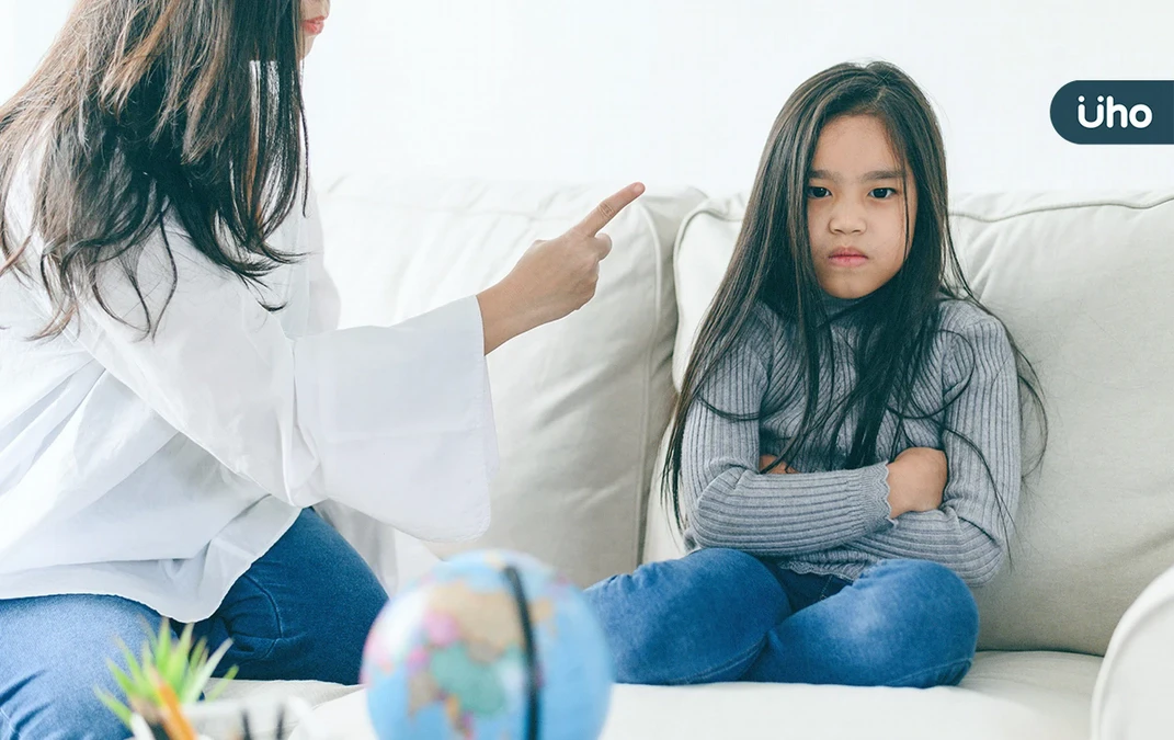 媽媽「怒甩書包」孩子追著撿！家長必知「3個情緒提醒」崩潰前先停