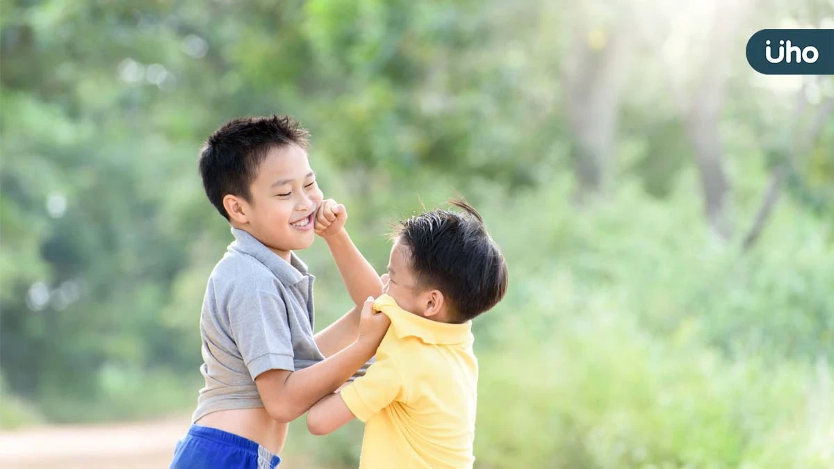 孩子常被說愛打人、不合群？醫揭背後原因：不一定是教養問題