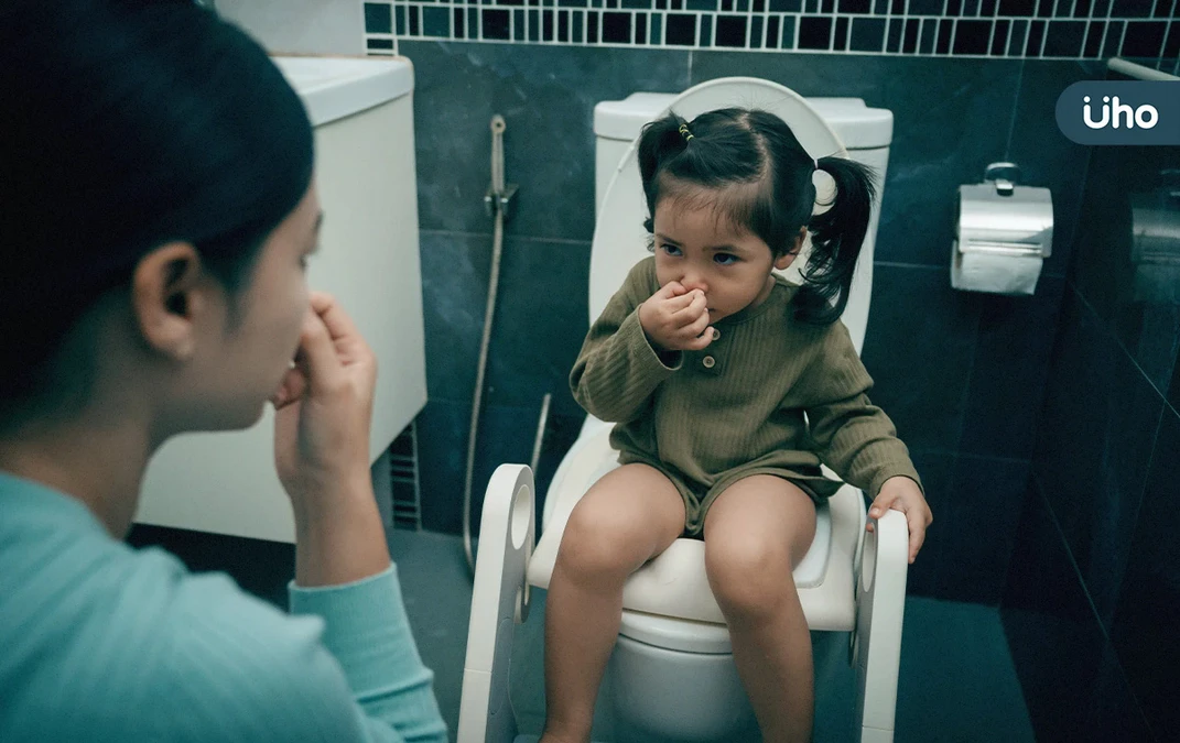 戒尿布公廁太髒怎麼辦？潔癖媽必知「公廁生存術」5招讓孩如廁不沾手