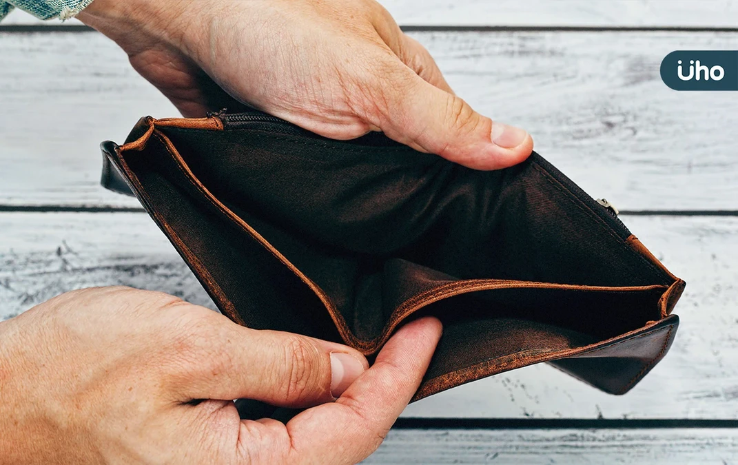 有錢人不會這樣做！錢包塞發票、買打折商品⋯讓人變窮的5個壞習慣