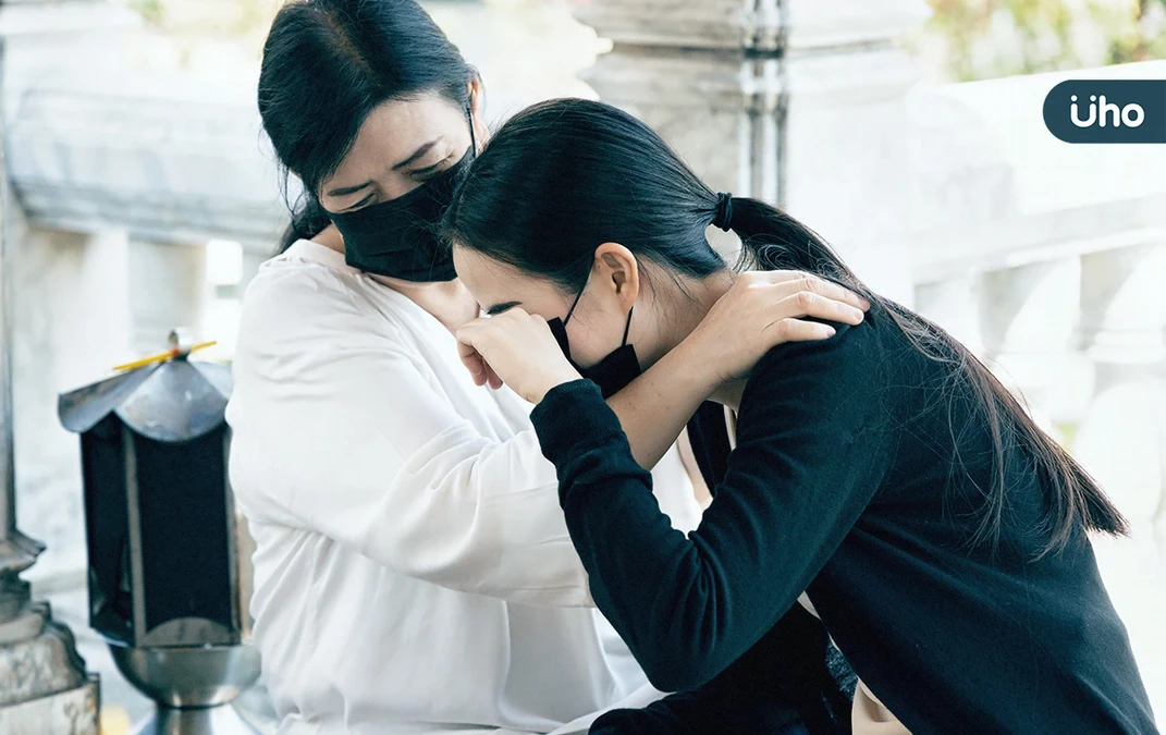 為什麼喪禮哭不出來？揭密華人社會中「隱藏哀傷」：只是假裝堅強