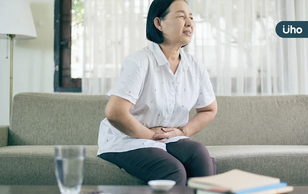 每吃必吐竟是腸子脫位！8旬嬤「結腸跑進胸腔」釀自發性橫膈膜疝氣