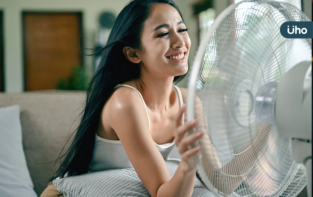 天氣熱不開冷氣怎麼消暑？英國專家分享省錢降溫法：關窗簾、開電扇