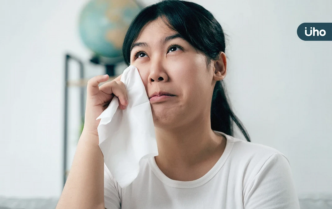 眼淚一直流不停？醫示警「鼻淚管阻塞」恐成淚囊炎：4種情況就快醫