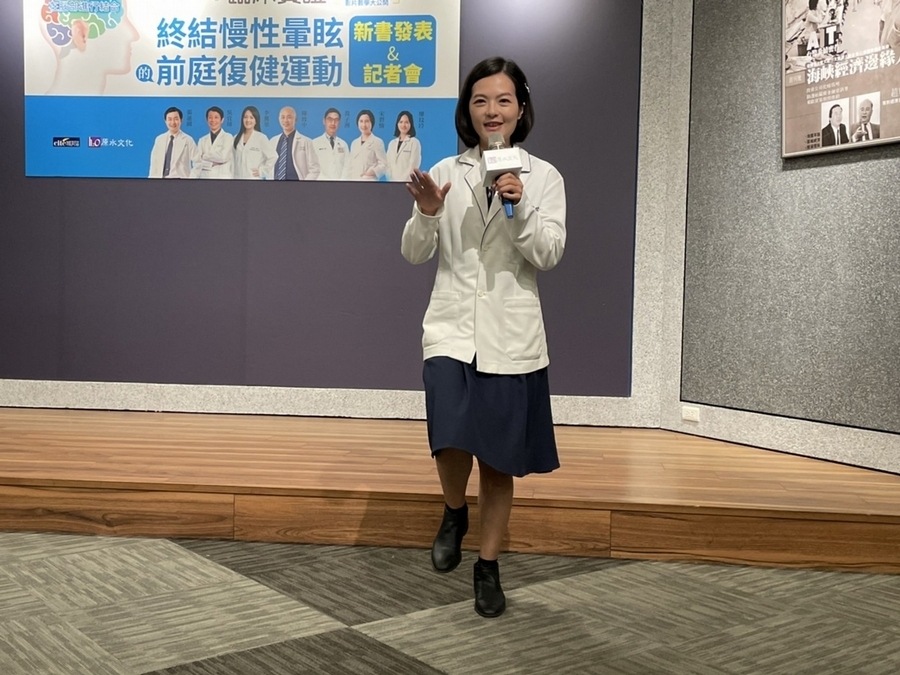有圖解》治頭暈做「復健運動」就有效！物理治療師親授「4招」在家做