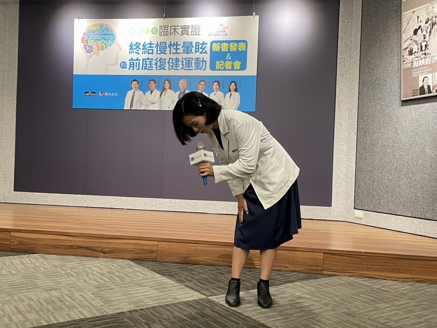 有圖解》治頭暈做「復健運動」就有效！物理治療師親授「4招」在家做
