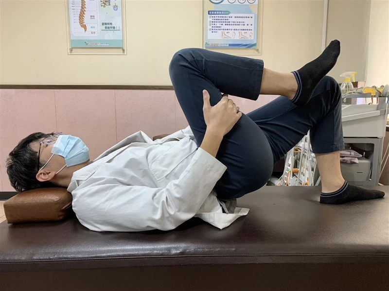 爽追劇「沙發馬鈴薯」害腰痠背痛！物理治療師教「3運動」活動筋骨