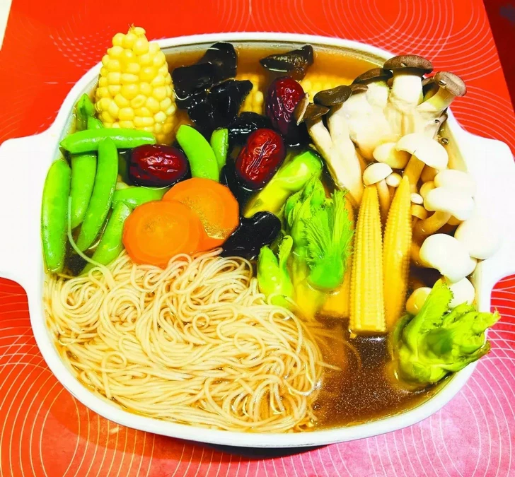 有食譜》大寒氣血雙補必備！3步驟做「藥膳長壽麵」淋上八珍湯汁