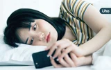 睡前躺床滑手機超NG？專家教「3招」滑手機也能睡好：多利用1物品