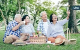 老了要倚靠家人，還是依賴朋友？心理學博士：重要是「扮演的角色」