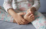 孩子喊腳痠、膝蓋痛，是正在長高嗎？物理治療師教「1招」測足弓發育