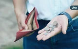 忙著賺錢給孩子最好的教育？窮忙、無殼⋯中年族群面臨「體感貧窮」