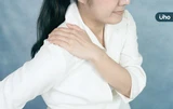 肩頸痠痛竟是因為「腸胃不好」？中醫教自救法：按「這穴位」秒舒緩