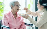 長輩吃東西咬不動？營養師分享3大烹飪技巧：飯加蛋花、蔬菜切碎