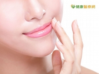 嘴唇乾裂易發作疱疹 選對護唇膏幫大忙