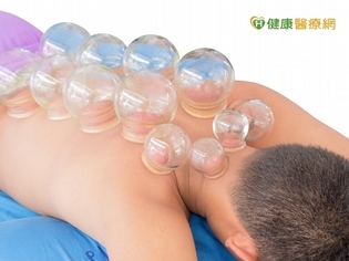 蕁麻疹讓他坐立難安 拔罐也能緩解皮癢