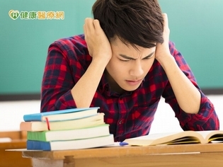 妥瑞兒眨眼、甩頭 被當成作弊