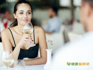 喝白葡萄酒 可能增加皮膚癌風險?