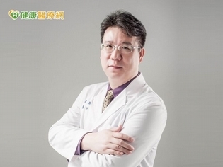 化濃妝、誇大表情 40歲皺紋爬滿臉