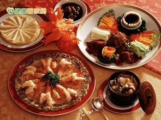 冷凍年菜怎麼買?大量結霜、血水恐變質