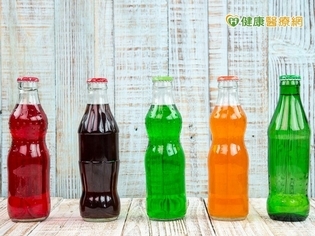 孩子常喝碳酸飲料 小心一跌倒就骨折!