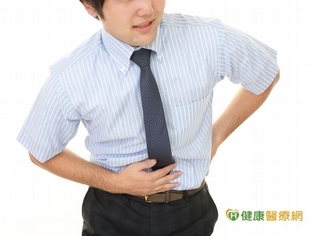 反覆腹痛 青年竟已腸癌晚期!