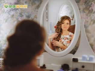 她為何肌膚瞬間「白拋拋」?因為有魔鏡的秘密...