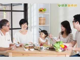 家庭聚餐做這兩件事 有助擺脫肥胖...