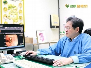 男子大吃大喝後劇吐 竟造成腸胃道出血解黑便!