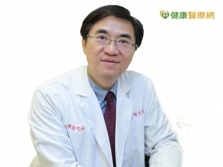 雷射近視手術後 眼睛乾澀、視力模糊誤認手術失敗