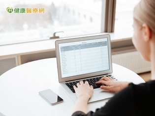 高度近視+藍光 她的視網膜曝光了!