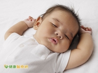 預防寶寶發生猝死症 謹記1歲前睡眠安全守則