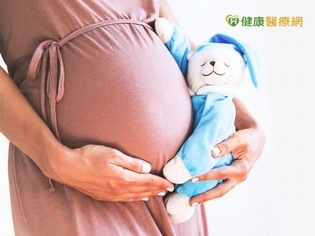 高齡又卵巢衰退 中醫助她自然懷孕
