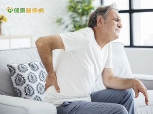 阿伯喬骨險癱!骨痛加劇就醫發現癌症「骨轉移」