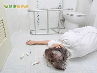 為什麼老人易跌倒?重心不穩是主因