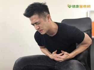 你是宿便族嗎?醫:十個上班族九個「一肚子大便」