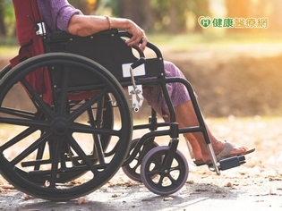 肺癌骨轉移好嚇人!起床伸懶腰竟劈哩啪拉脊椎碎裂