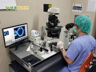 試管屢失敗 紡錘體鏡定位技術助婦喜獲雙胞女