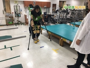 脊髓損傷復健新科技 機器人腳幫大忙