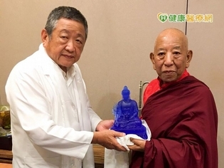 東滇仁波切來台換膝關節 機器人手臂立大功