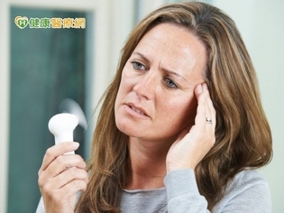 更年期一晚熱醒4、5次 讓她超鬱悶...