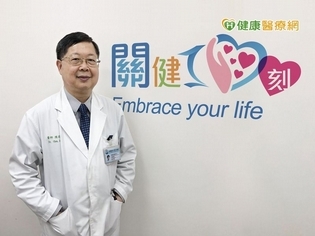 下背僵硬疼痛 僵直性脊椎炎重達標治療