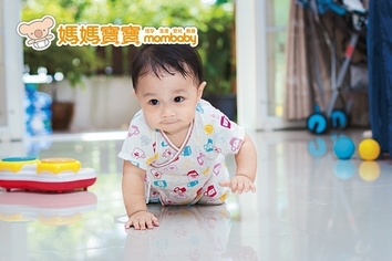 孩子到1歲還不會爬?協助寶寶爬行.從3件事做起