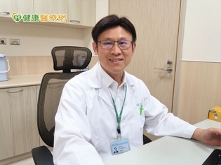 女聲樂家脖子腫如球 靠經口甲狀腺手術切除不留疤