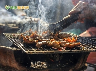 中秋烤肉煙霧太刺激? 人手一罐,咳嗽不再!