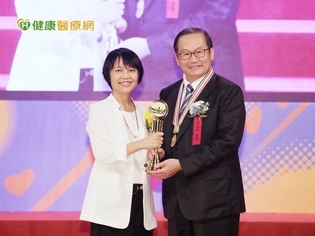 國際神經重建權威 義大醫院院長杜元坤獲醫奉獎
